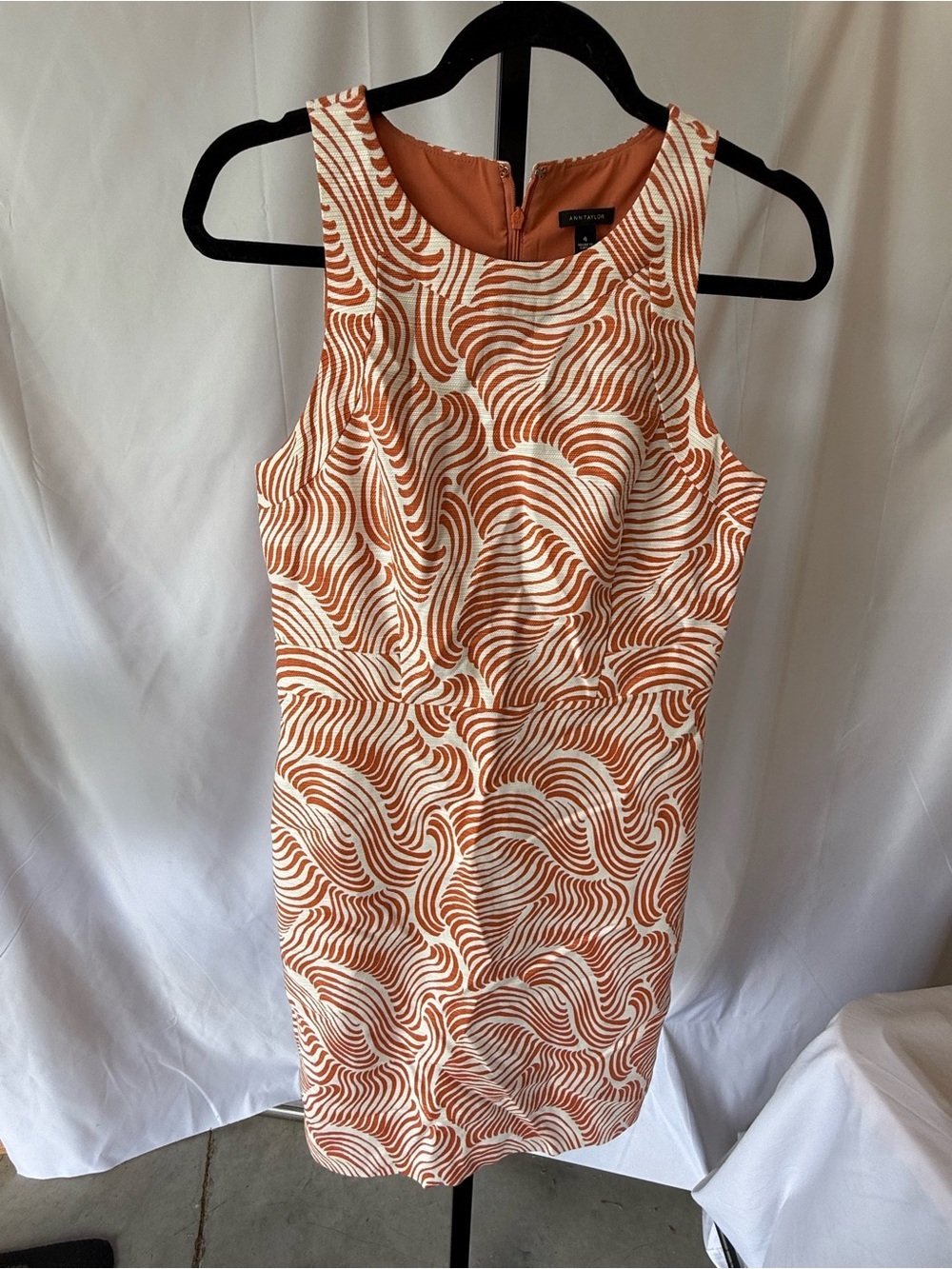 Ann Taylor Women’s 4 sleeveless Rust/White Straight Lined Dress